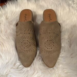 Ladies small heel shoe